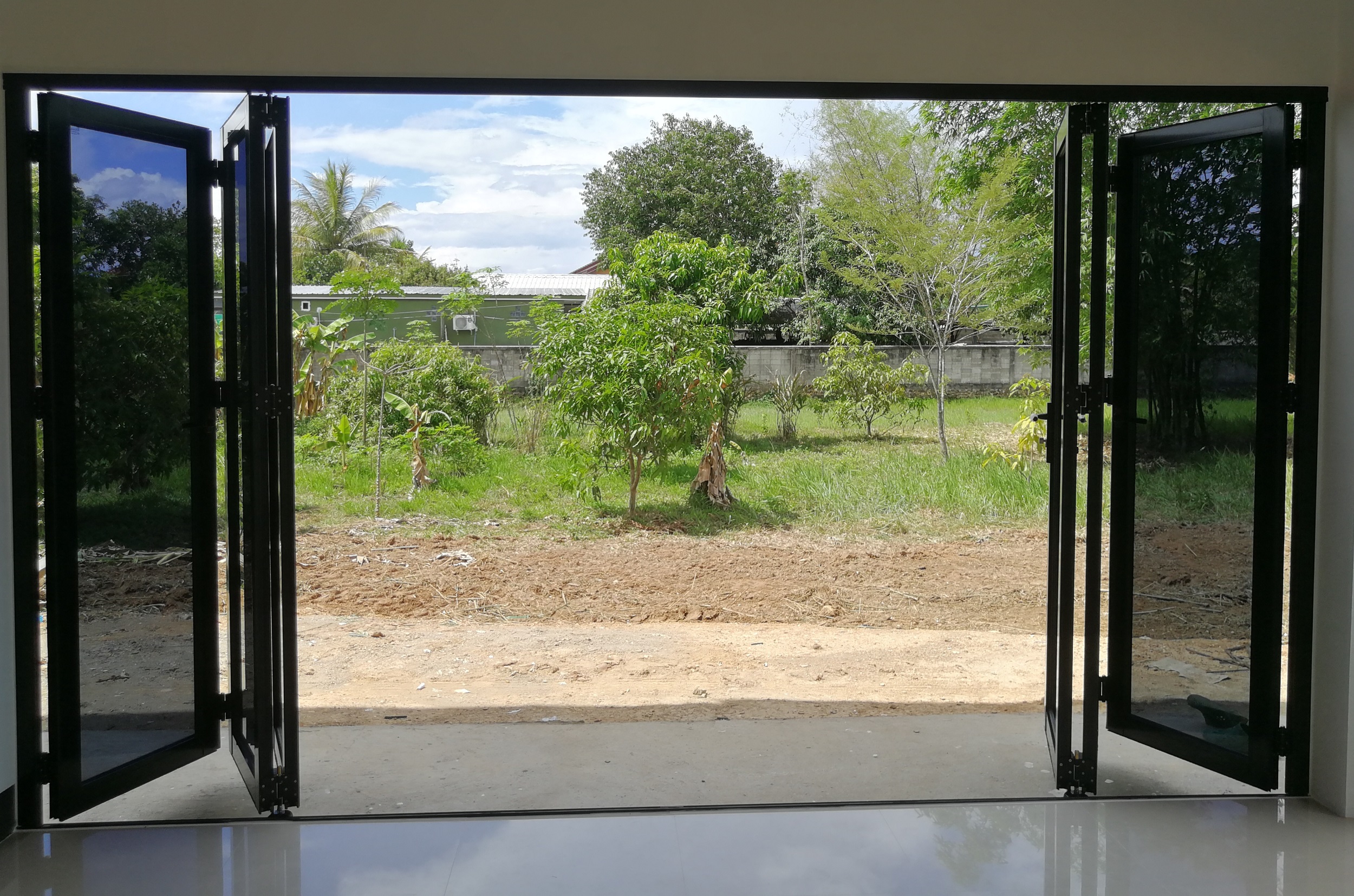 Puertas plegables con umbral - Construcciones Metálicas Construal